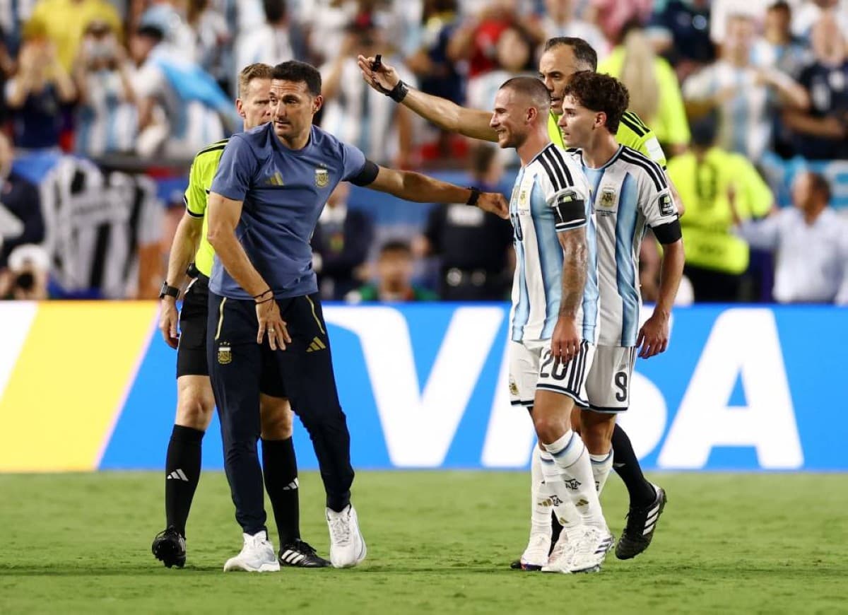 سكالوني: الحظ والطرد ساعدا الأرجنتين على تخطي سويسرا في كأس العالم