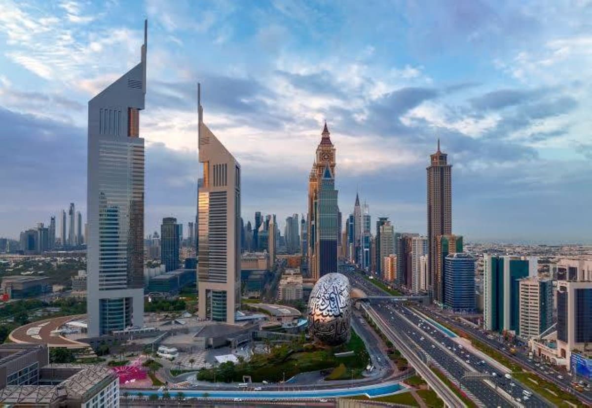 الإمارات تتوقع غداً طقس غائم جزئياً بشكل عام