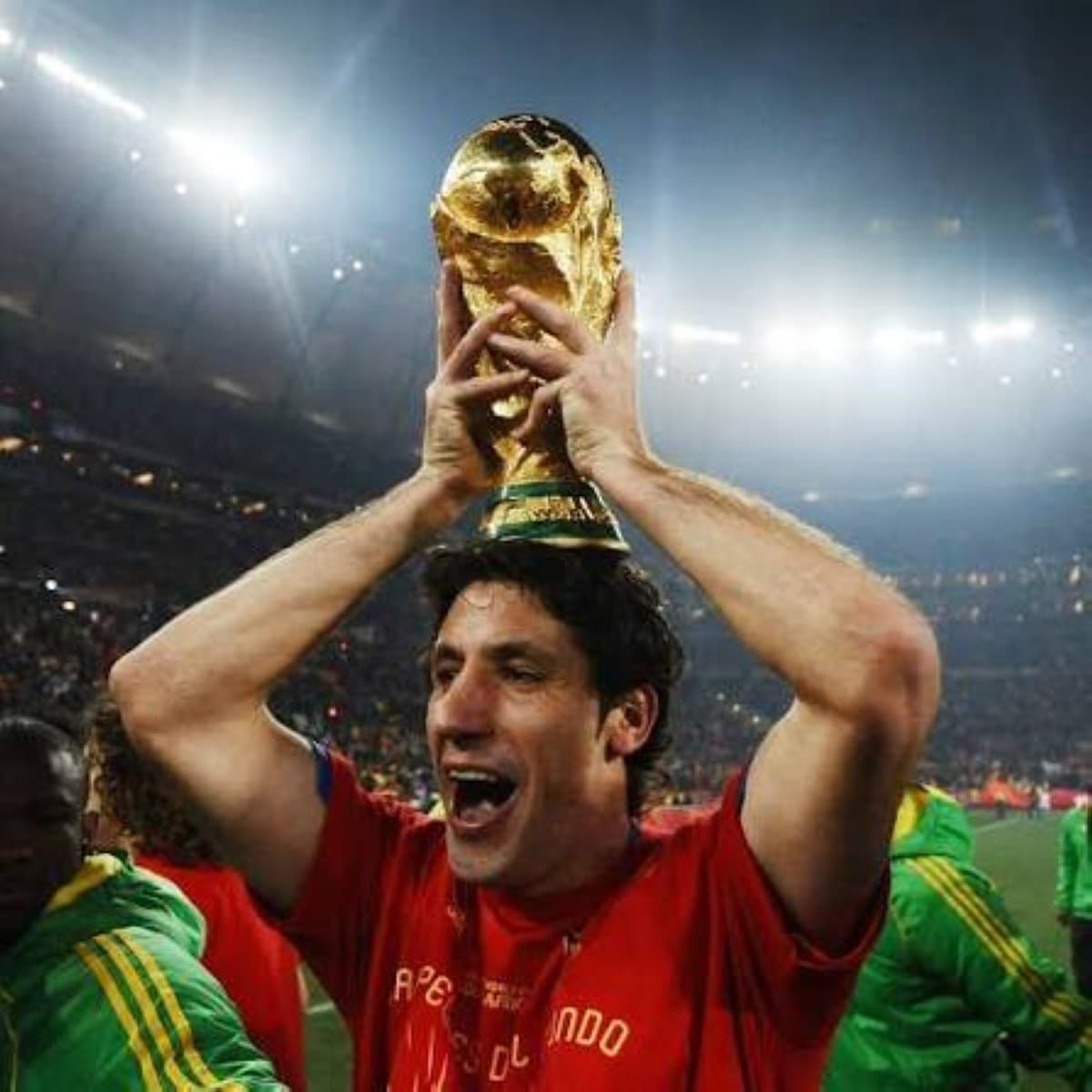 نجم كأس العالم مع إسبانيا يطلب مساعدة ترامب
