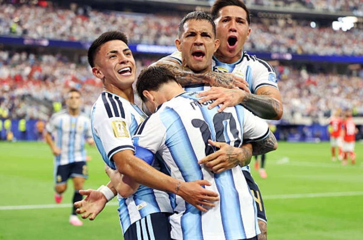 Copper Confronts Messi's Dream and Alvarez's Challenge