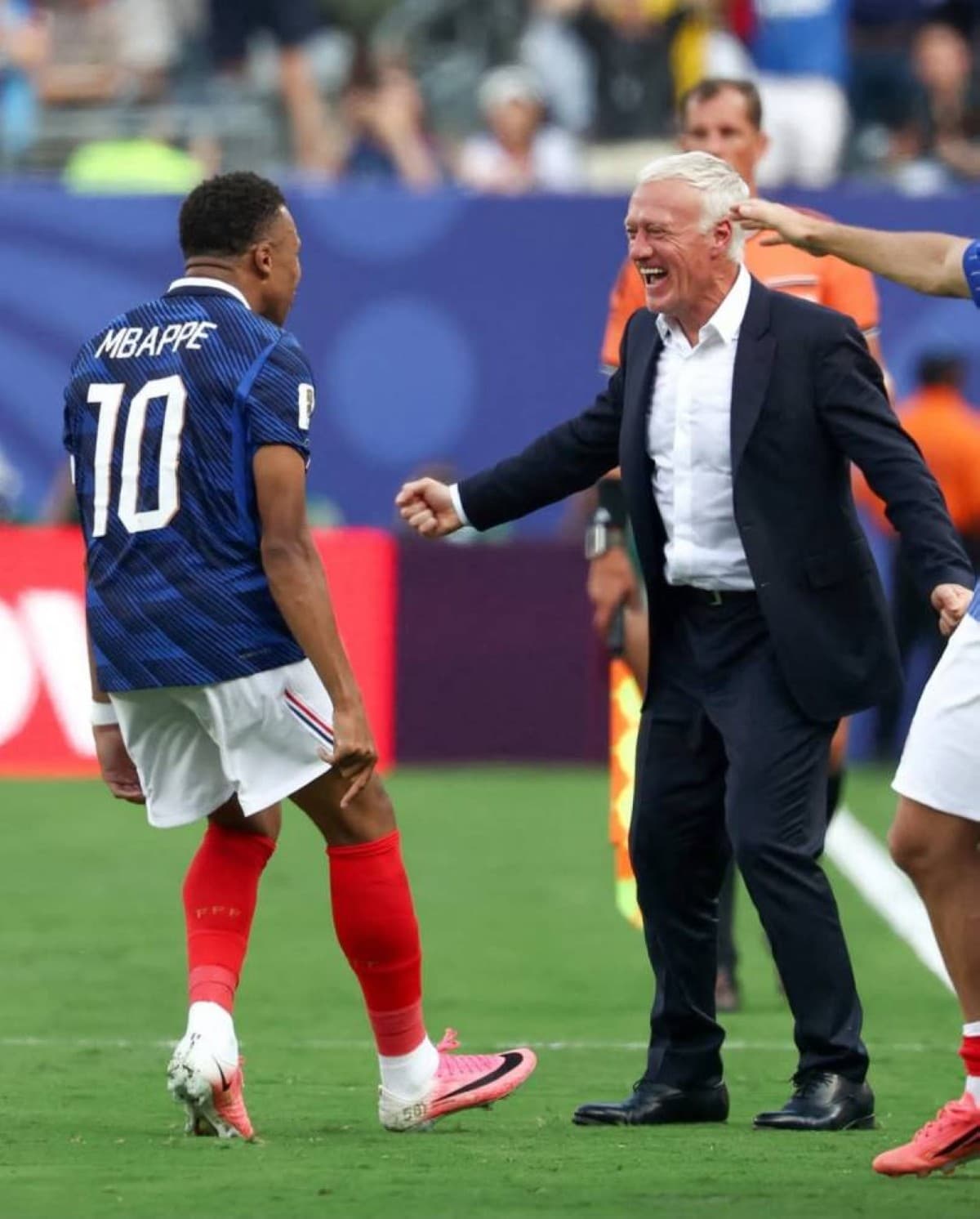 مبابي يودع ديشامب ويتمنى نهاية أفضل