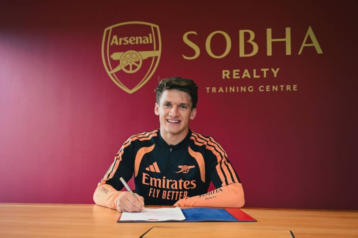 Arsenal adds Greek forward Tzolis