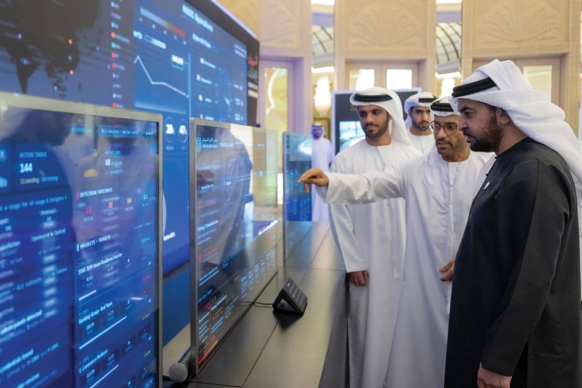 حمدان بن زايد يلتقي وفد المجلس السيبراني