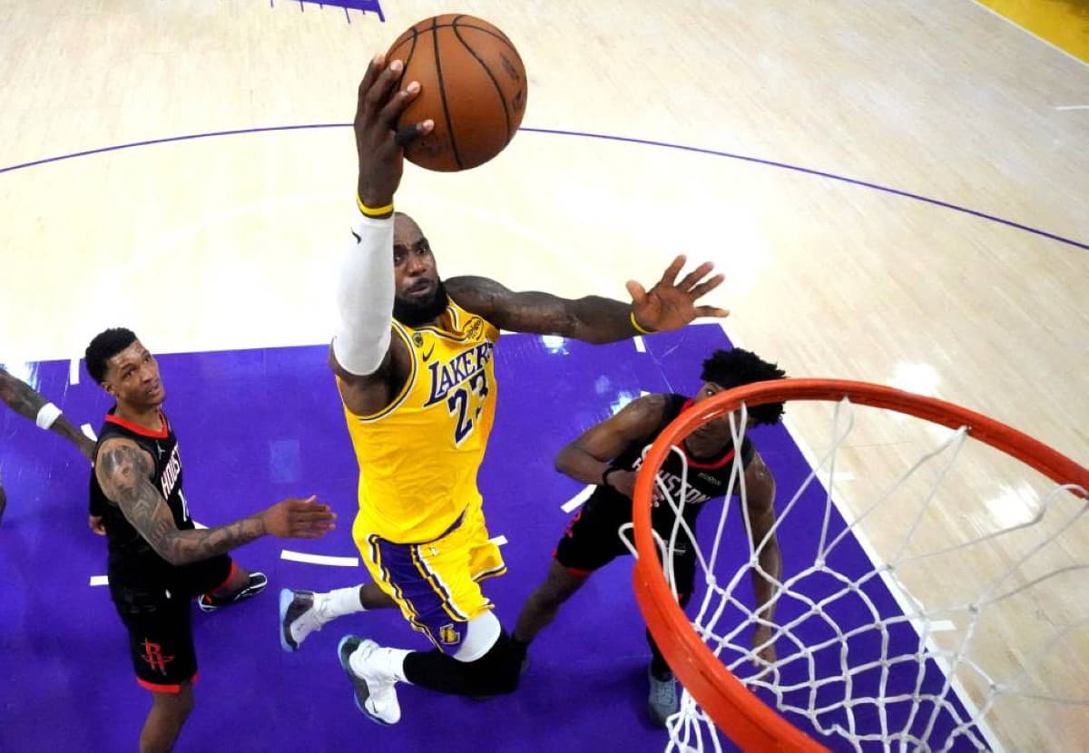ليبرون جيمس يتخلى عن 93 بالمئة من أجره
