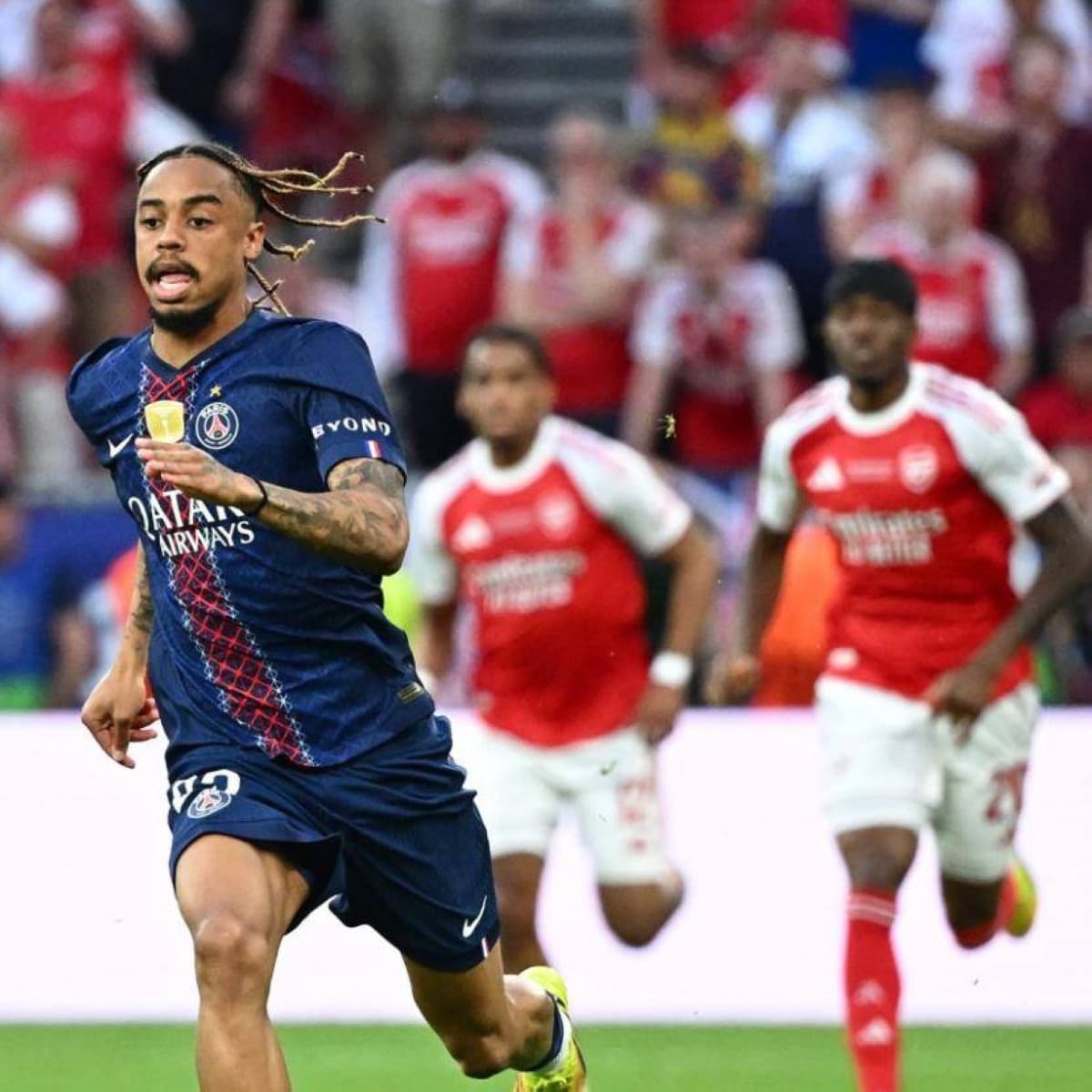 أرسنال يبتعد عن باركولا براتب 30 مليون يورو