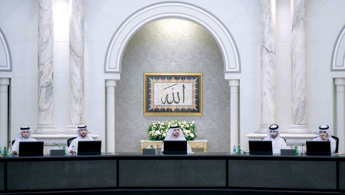 إدارة الشارقة تناقش السياسات العامة للعمل الحكومي