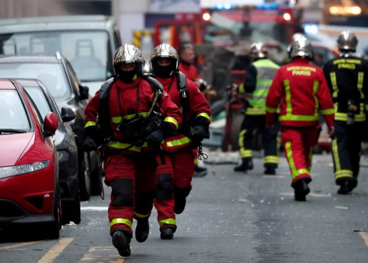 France faces chemical hazard with 30,000 advised to stay inside