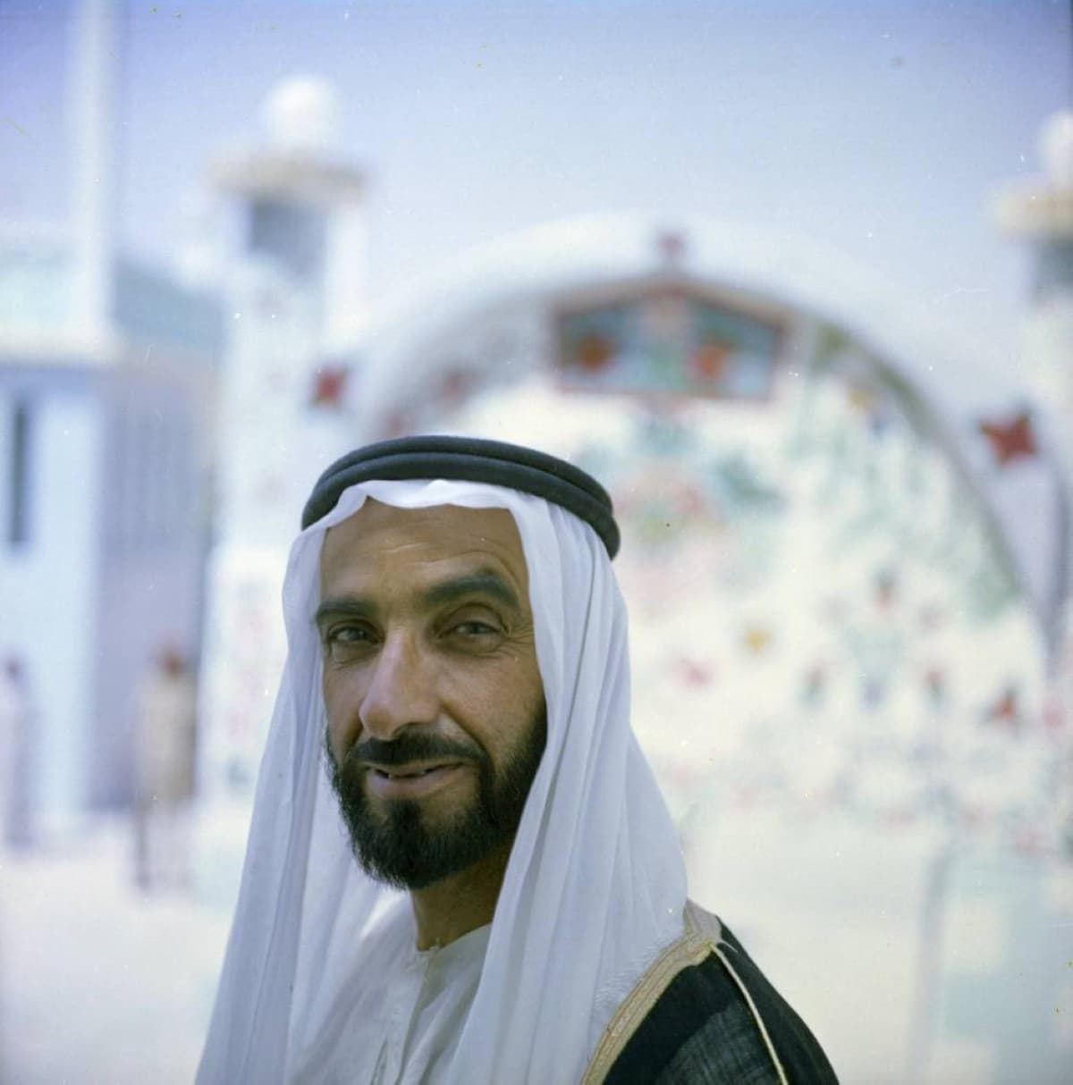منصور بن زايد يسلط الضوء على بداية القائد قبل ستة عقود