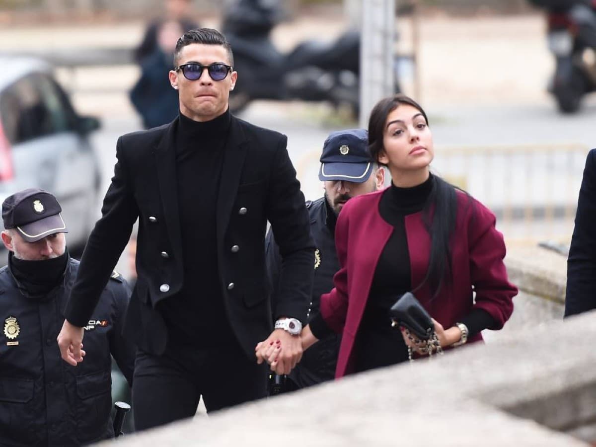Messi says goodbye to father Ronaldo begins married life
