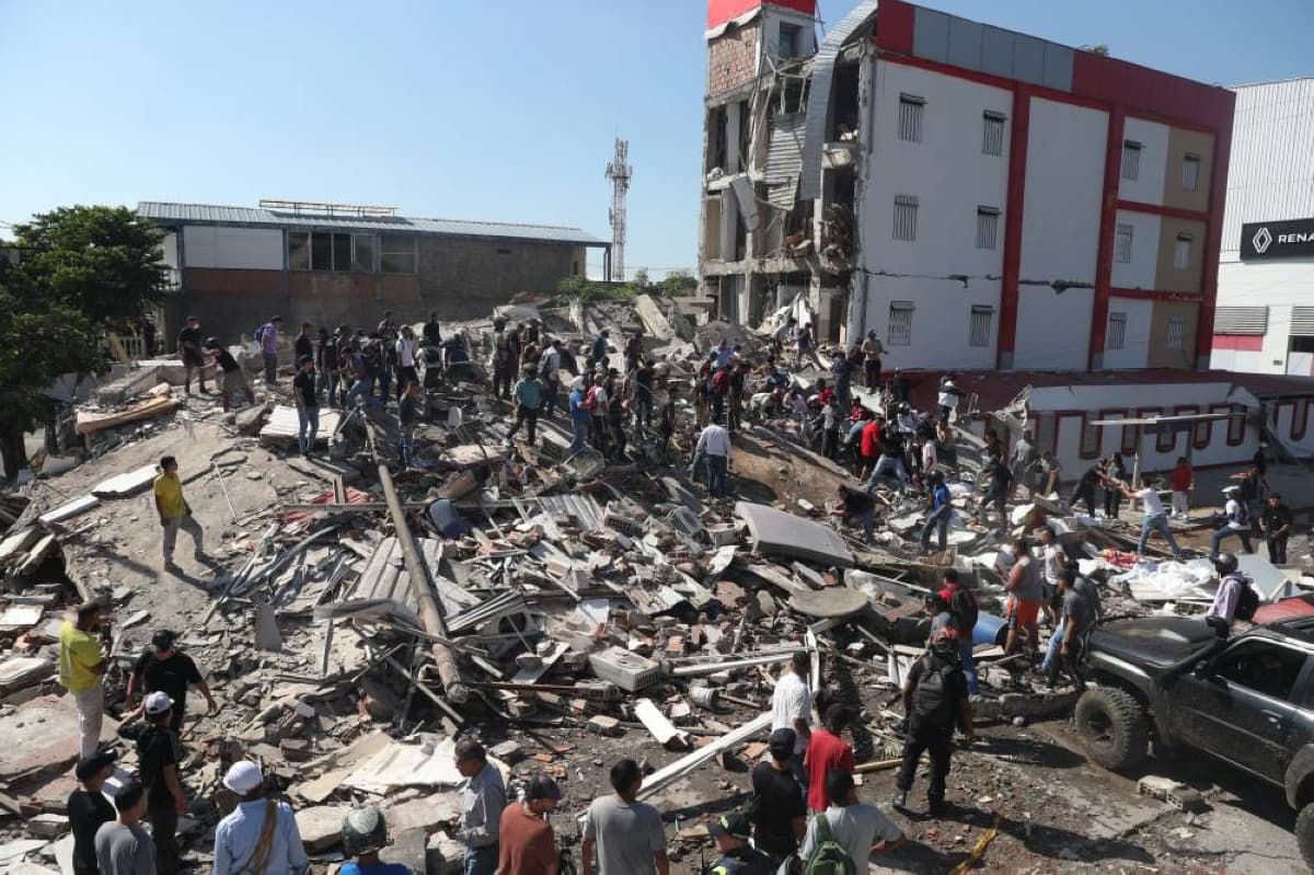 Colombia earthquake kills 18 and causes widespread damage