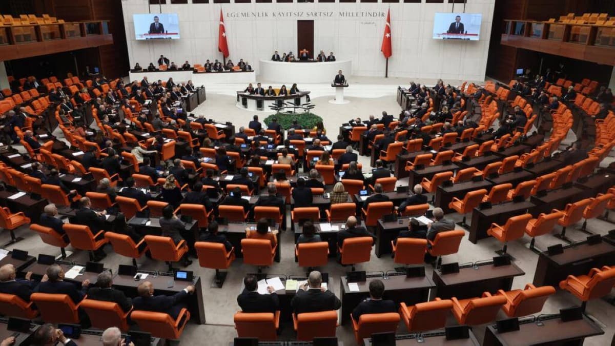 البرلمان التركي يقرر إعادة دمج مقاتلي PKK