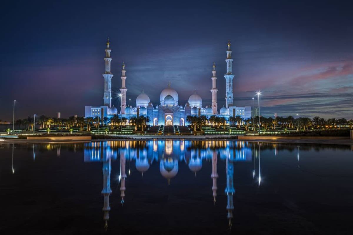 مركز جامع الشيخ زايد يعرض مراحل القمر شهريا