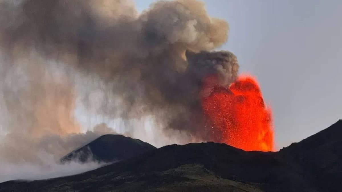 Mount Etna eruption grounds flights in Sicily