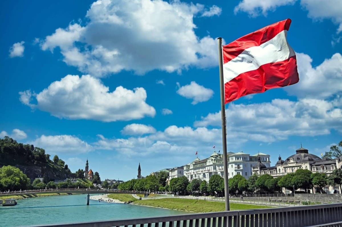 Austria's asylum requests hit decade low