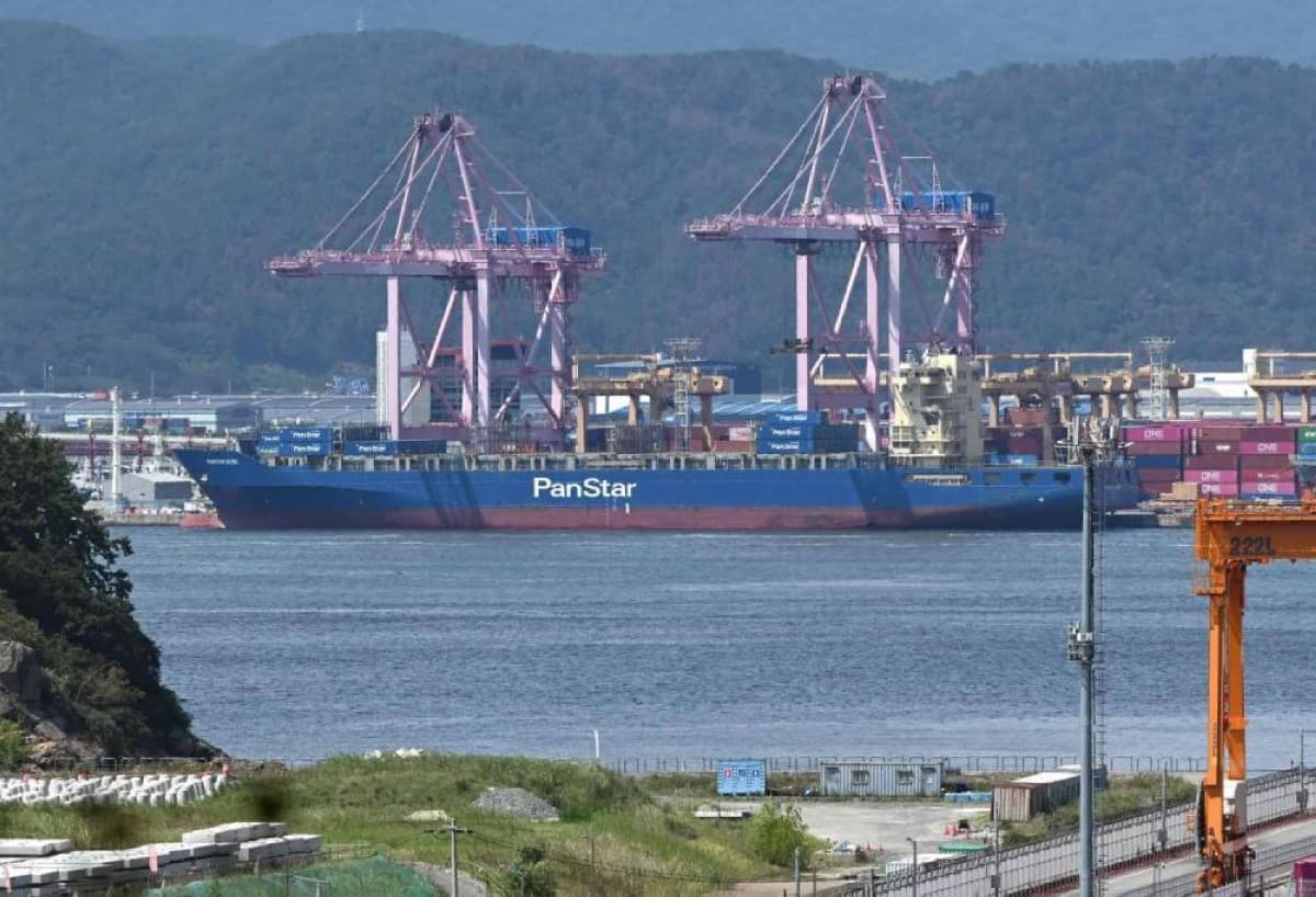 Container ship crosses Arctic to Europe