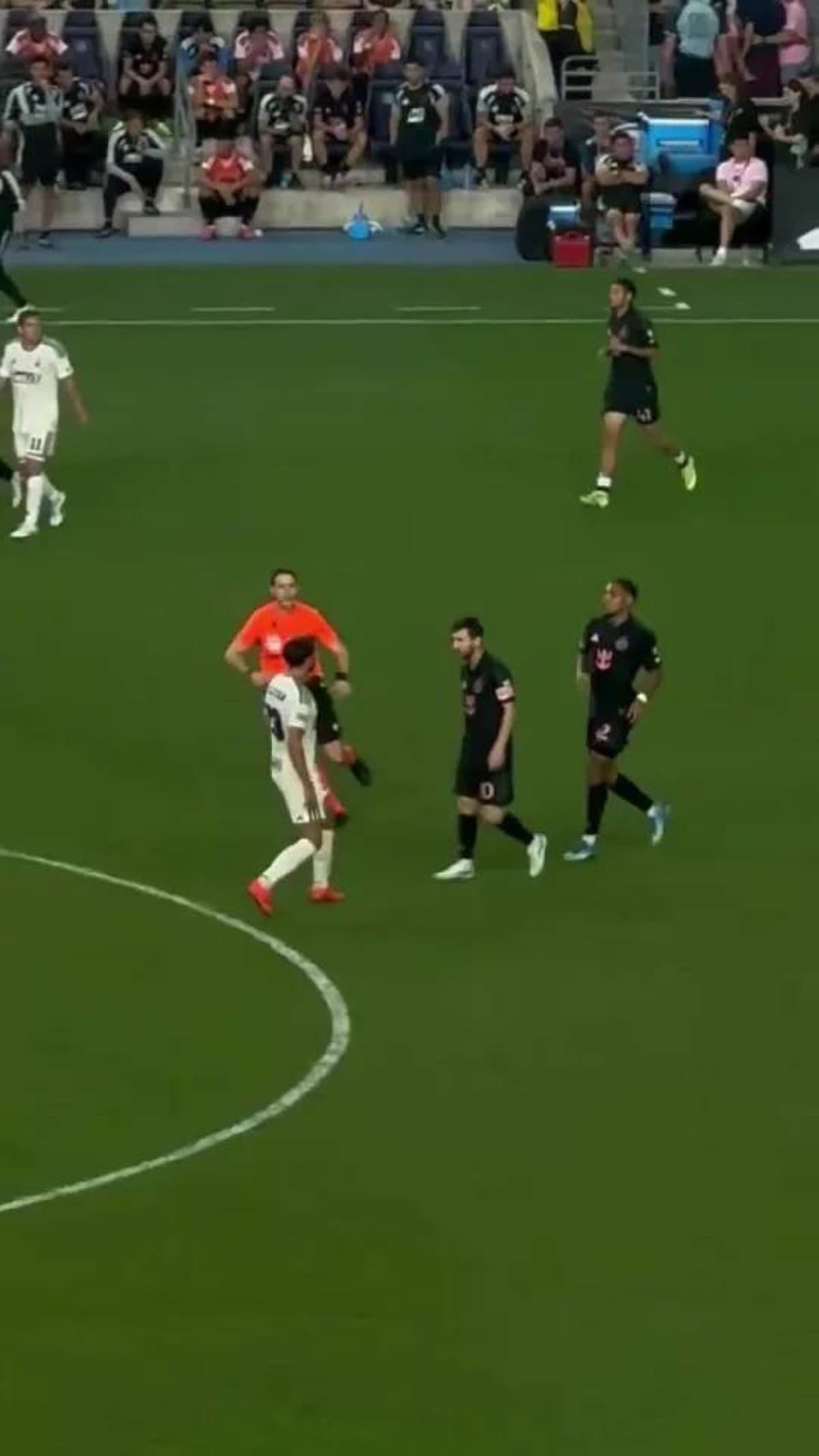 ميسي يتجنب الطرد بعد صفعة لاعب