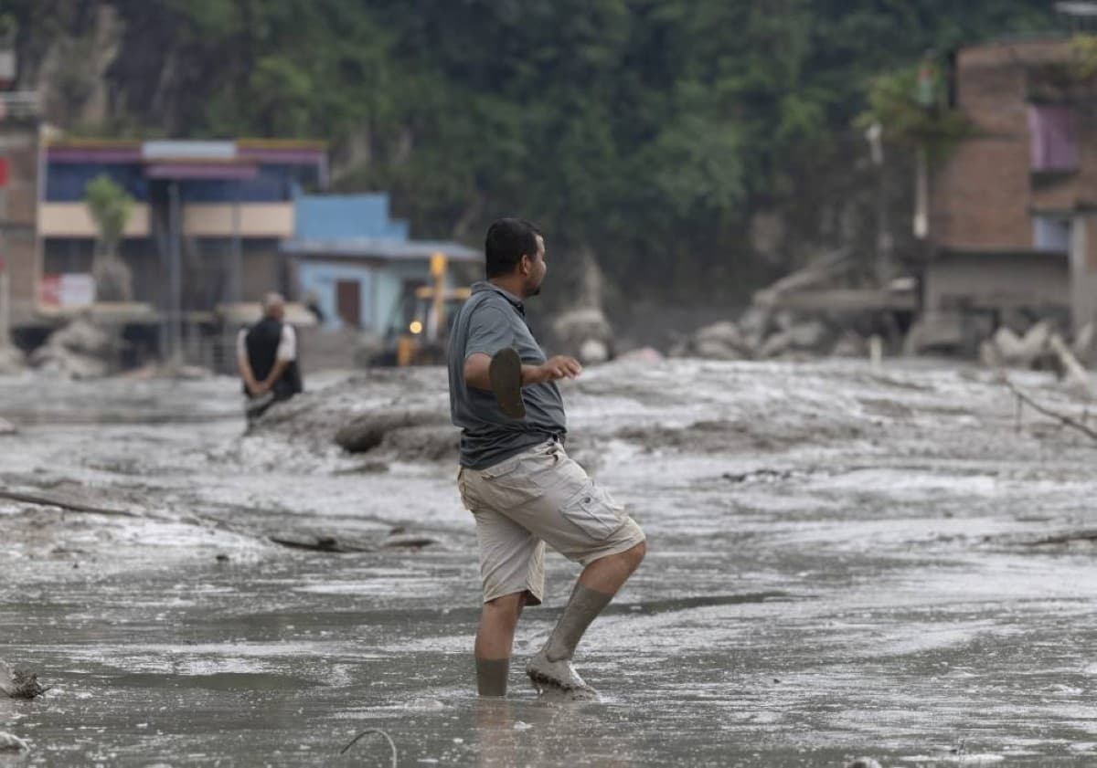 Experts Link Avalanche to Nepal Floods
