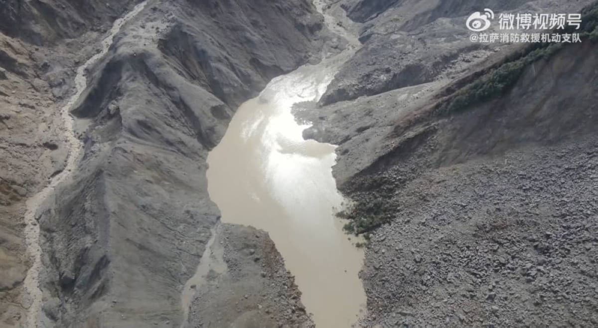 Nepal flood fears halt rescue activities
