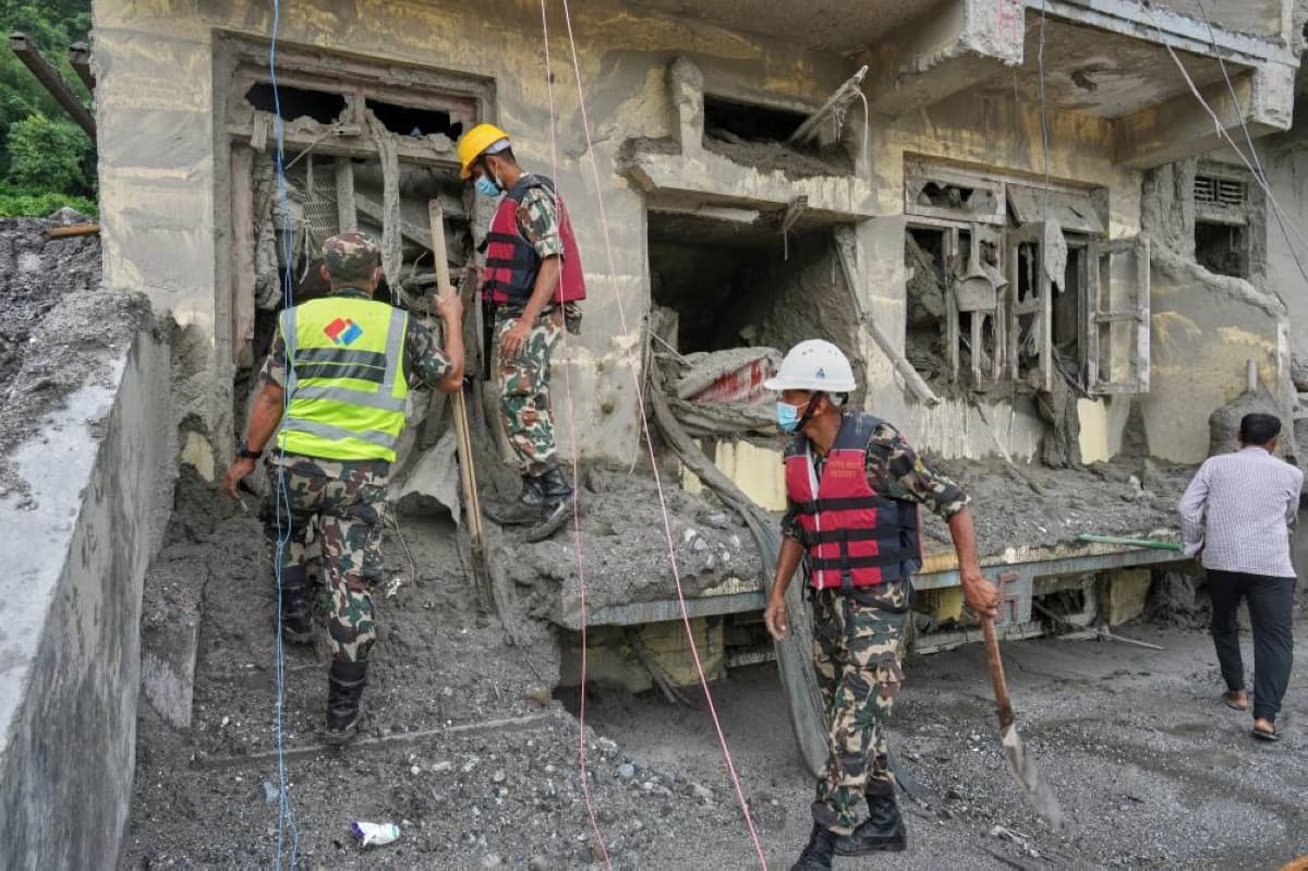 Nepal flood survivors search wanes