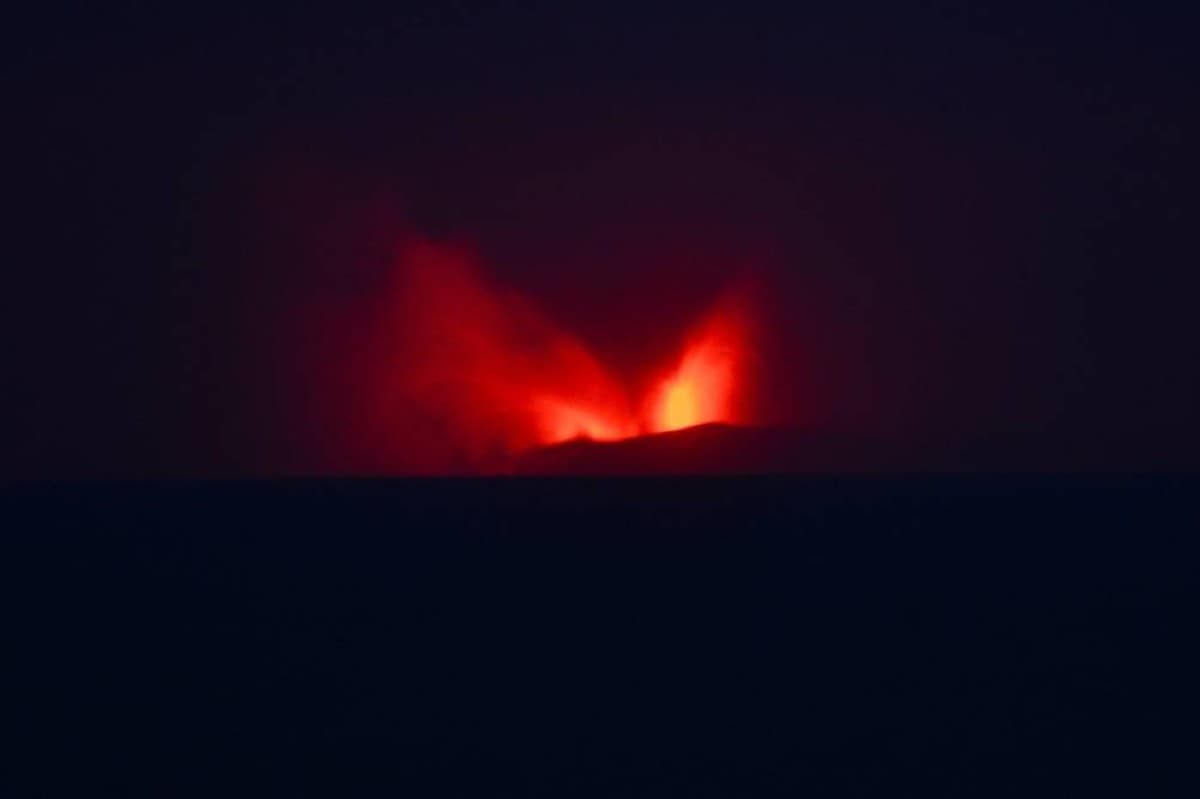 Anak Krakatau disrupts flights and schools