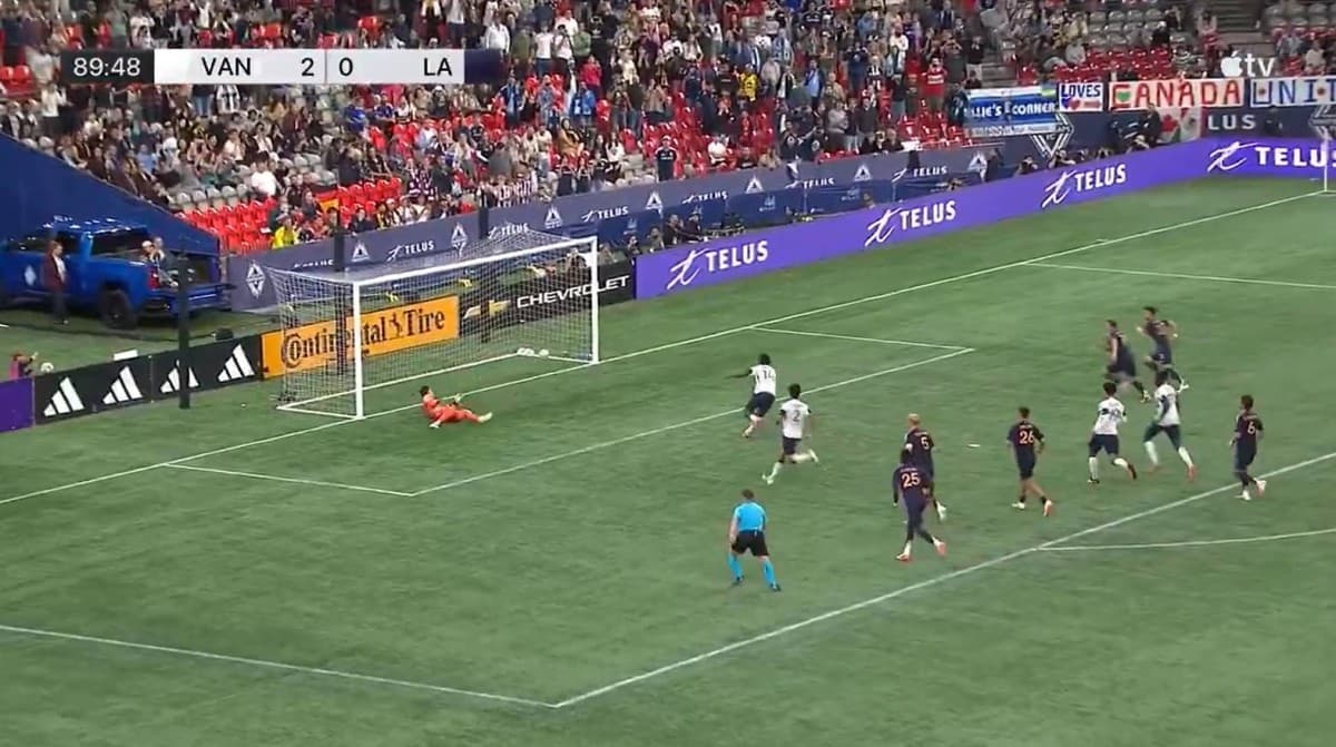 دوري الأمريكي يشهد ركلة جزاء غريبة