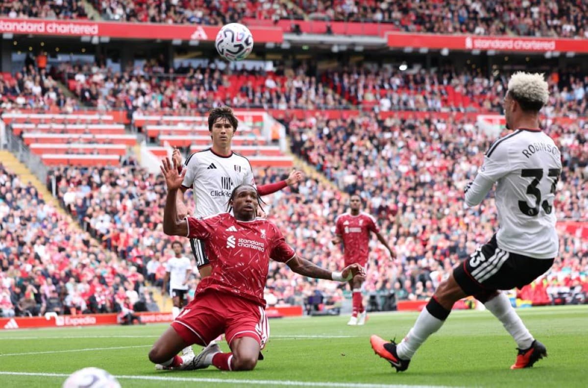 ليفربول يتعثر وتشيلسي ينجو