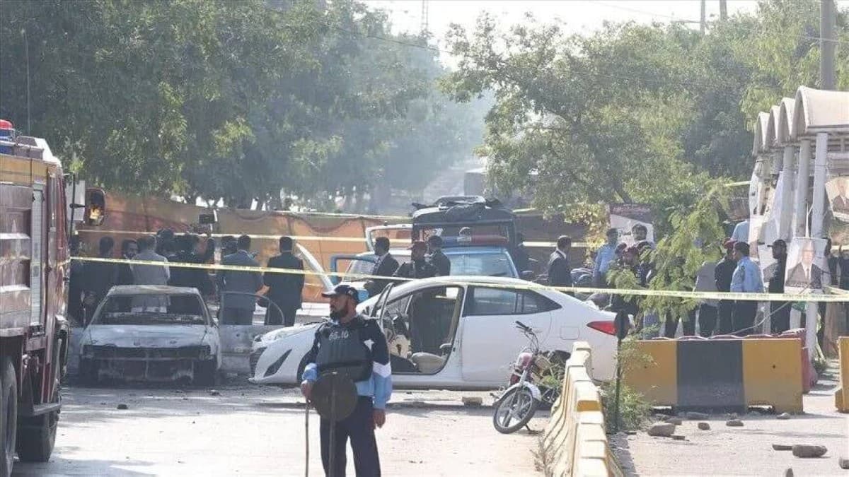 Pakistan car bombing kills 16 and injures 50