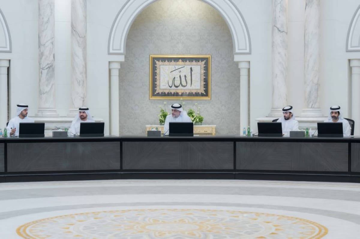 ولي عهد الشارقة يقود اجتماع المجلس