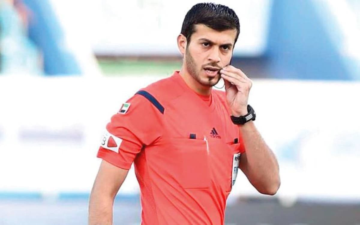 عمر آل علي ومحمد خادم يديران مباراة الكويت وعمان