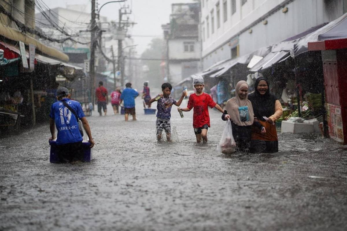 Bangkok floods cause 23 deaths