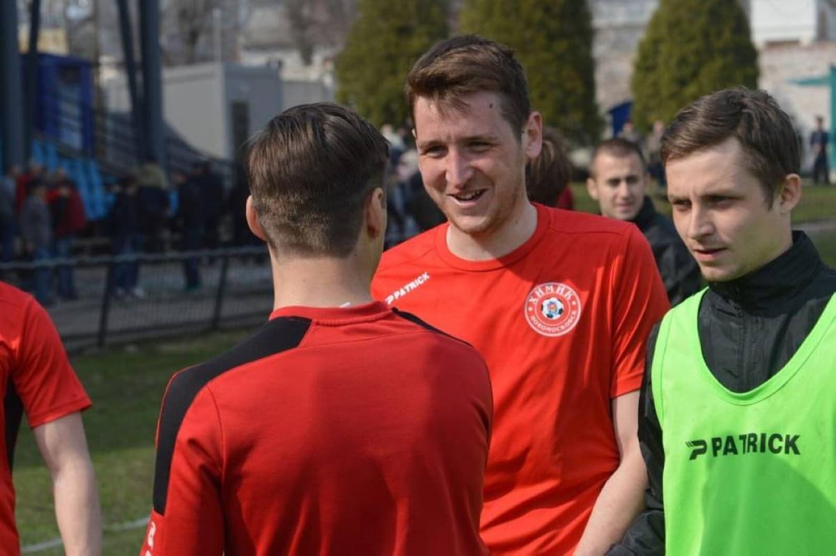 لاعب غير معروف يكتب ملاعب كرة القدم