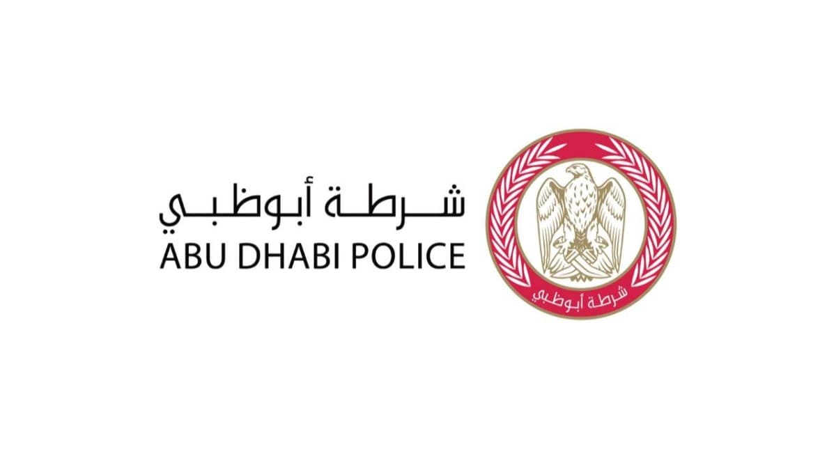 شرطة أبوظبي تتعامل مع حريق في موقع نفايات بالوثبة