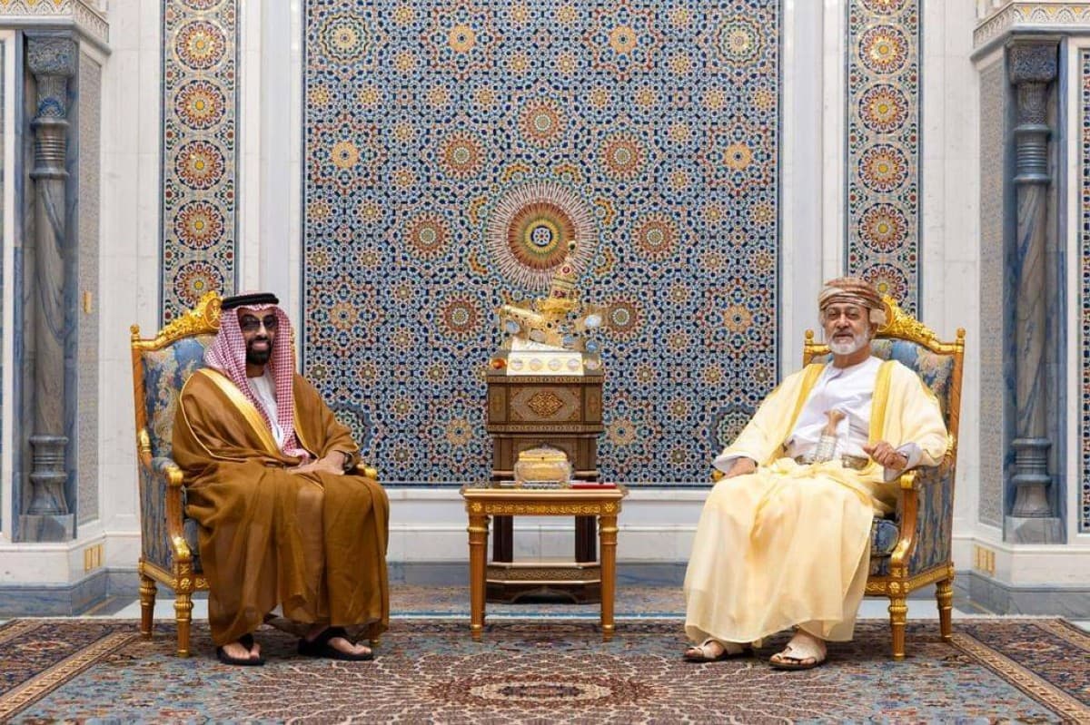 سلطان عمان يلتقي طحنون بن زايد