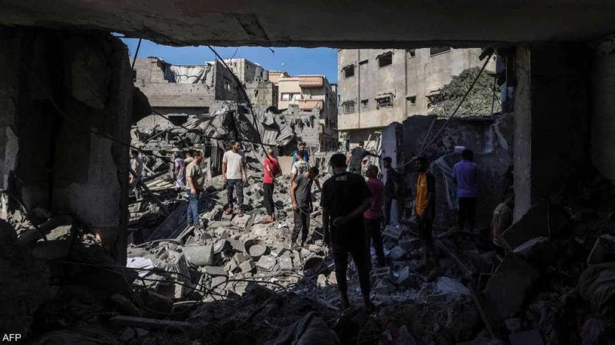 إسرائيل تدمّر منشآت في غزة وتقتل 5 أشخاص