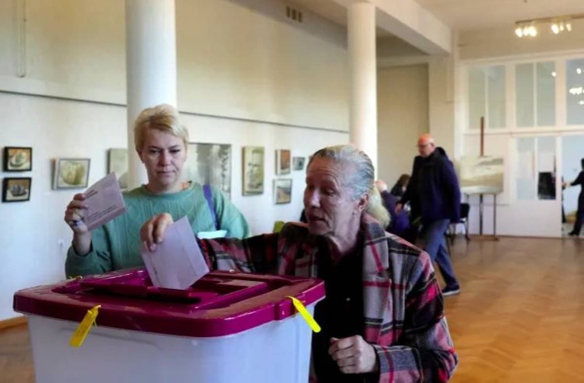 Latvian PM leads in election