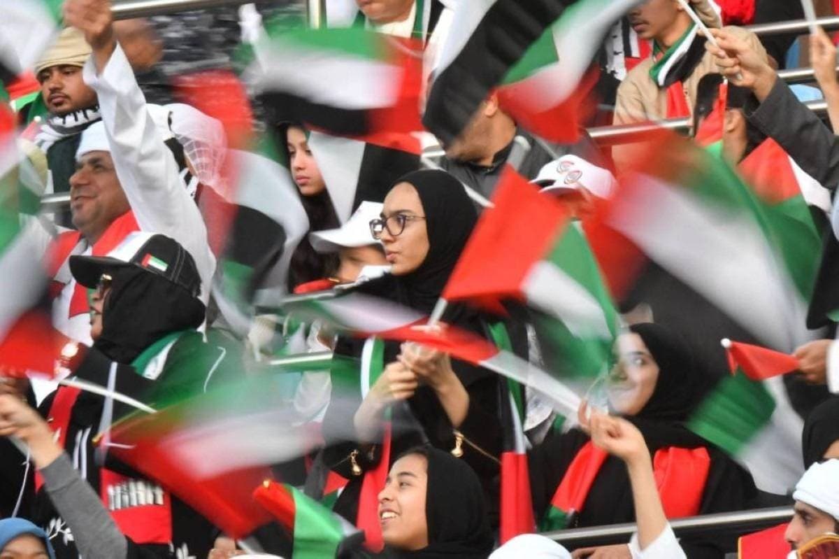 بطلات إماراتيات تدعم لاعبي المنتخب