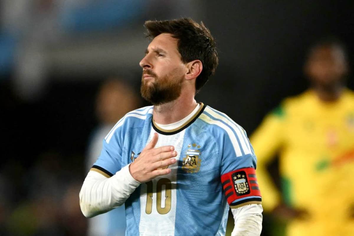 Messi leaves Argentine team amid large crowd