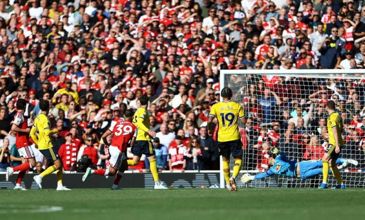 Arsenal Bypasses Leeds Challenges
