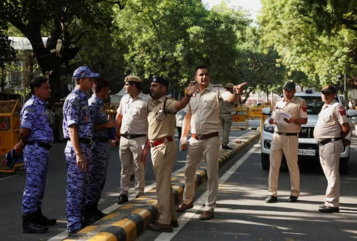 Indian police detain Cockroach Party leaders
