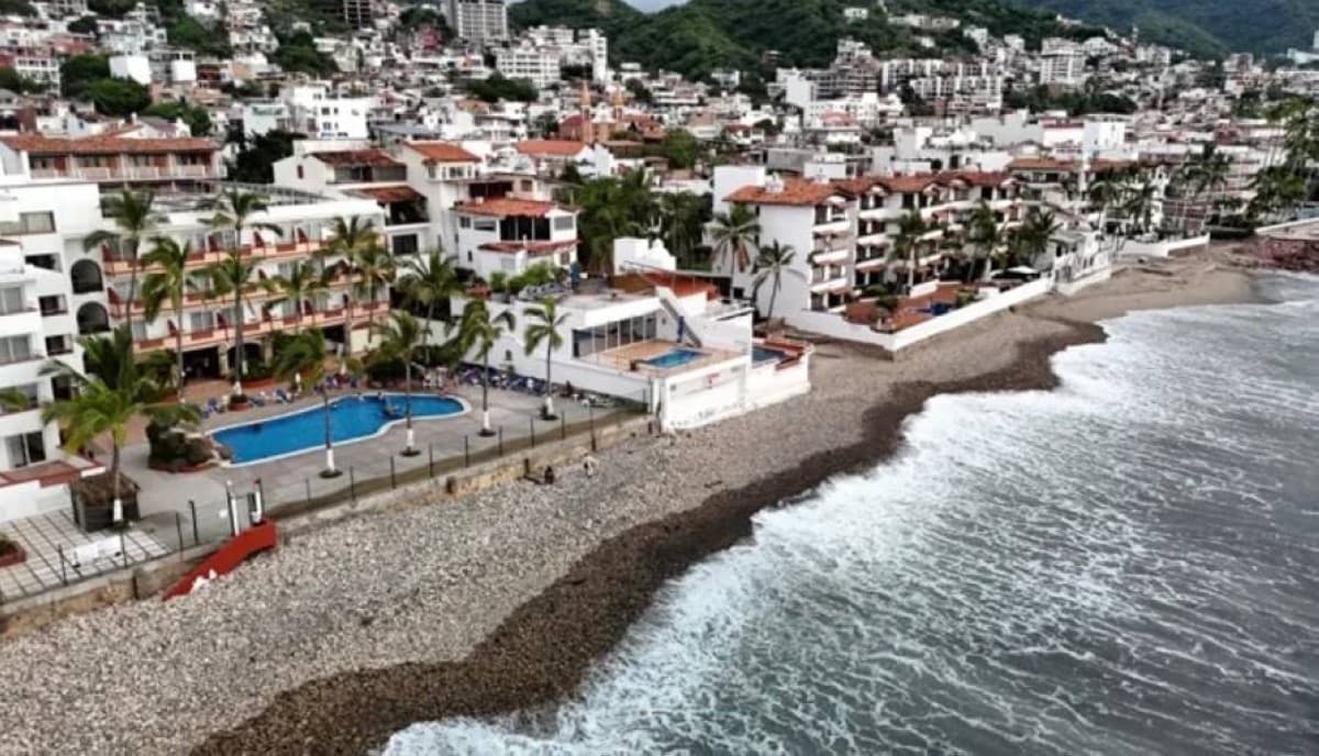 Hurricane Simon strengthens near western Mexico