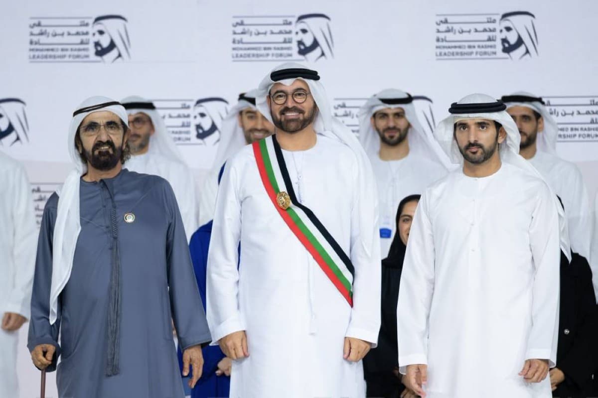 أنور قرقاش يكرم محمد القرقاوي بالتوشيح