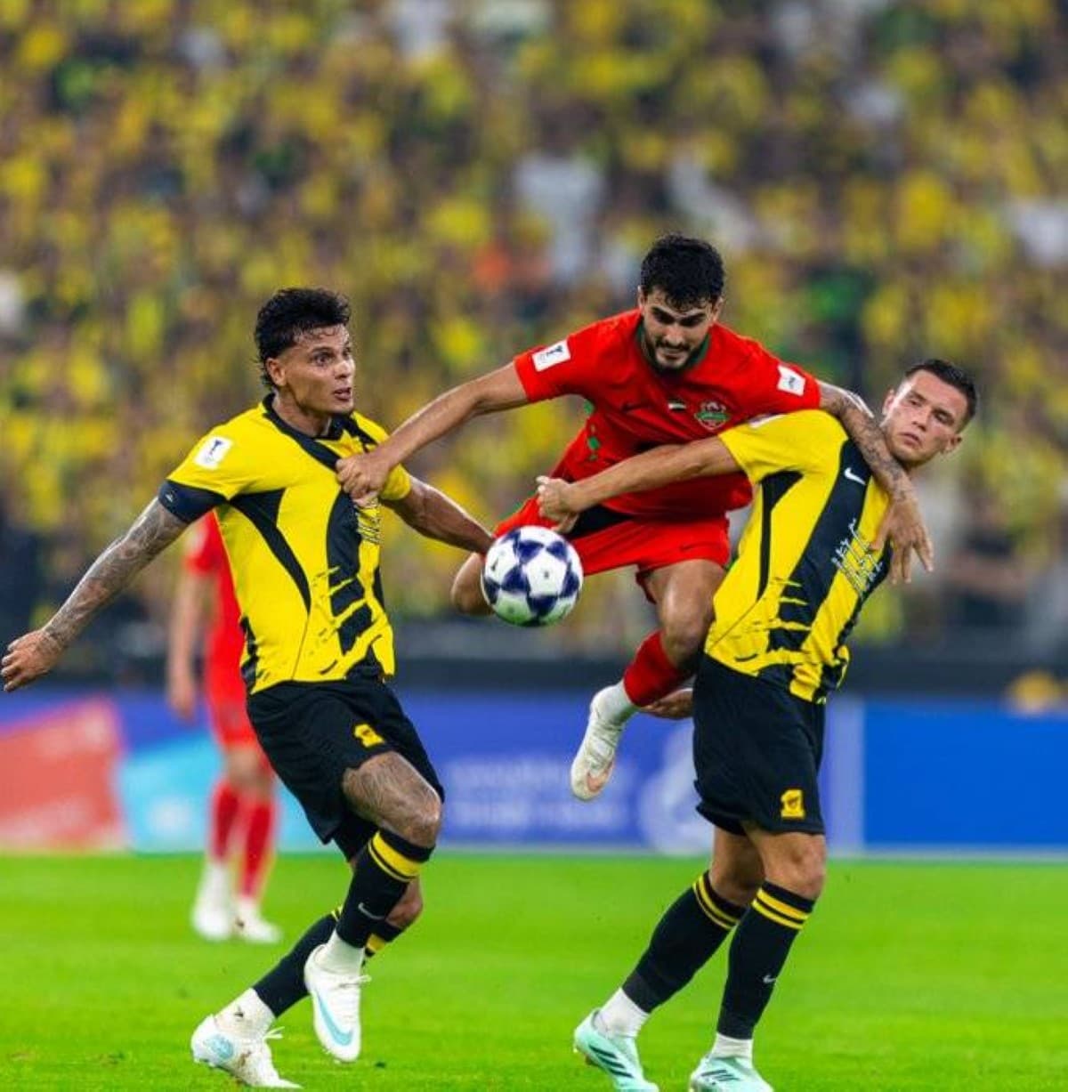 جاردين: شباب الأهلي الأفضل بالفوز