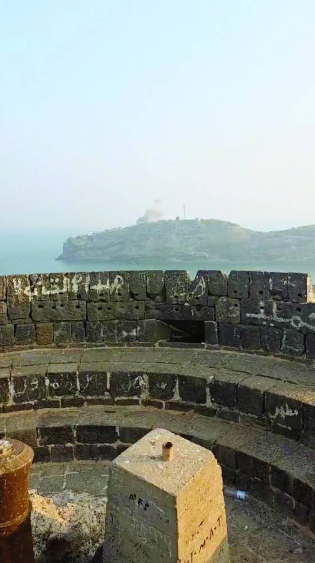 Houthis attack Aden palace; Saudi blames Iran