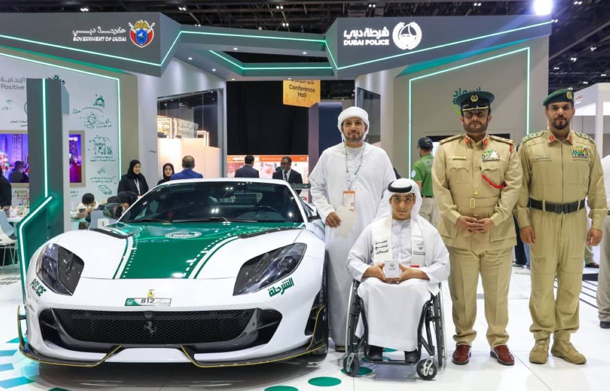 شرطة دبي تجهز فيراري مانسوري بحقيبة ذكية لذوي الاحتياجات