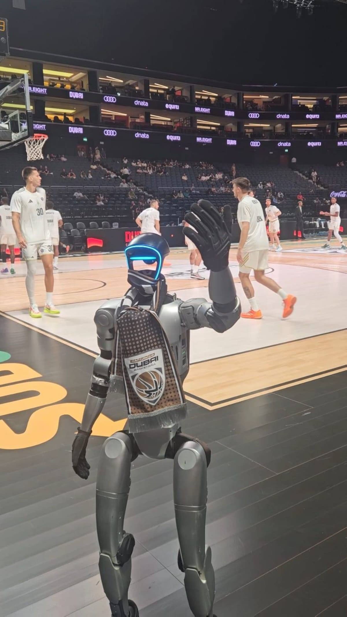 Robot G1 Gains Dubai Fans Attention