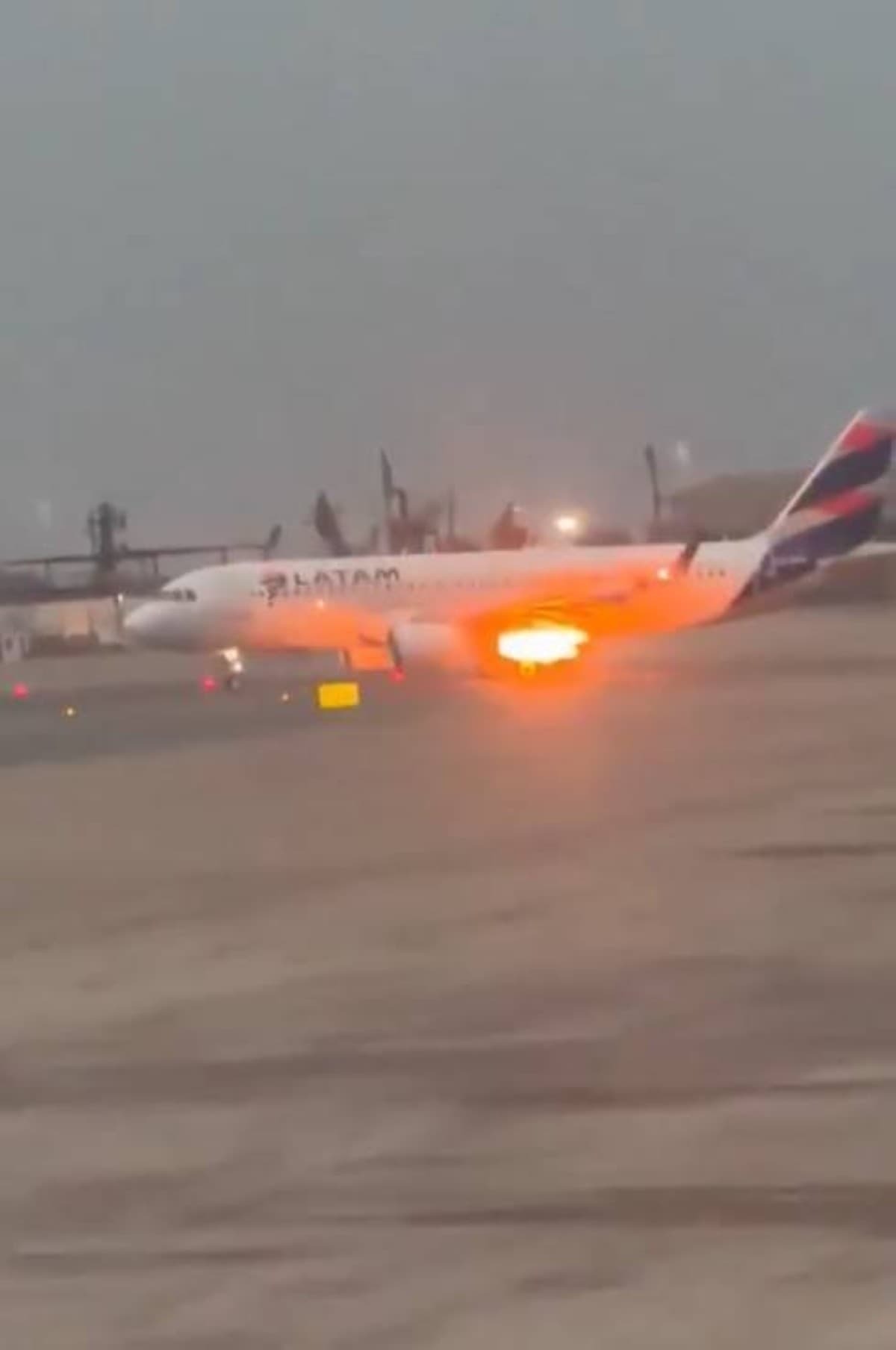 Fire on airplane engine at Lima Airport