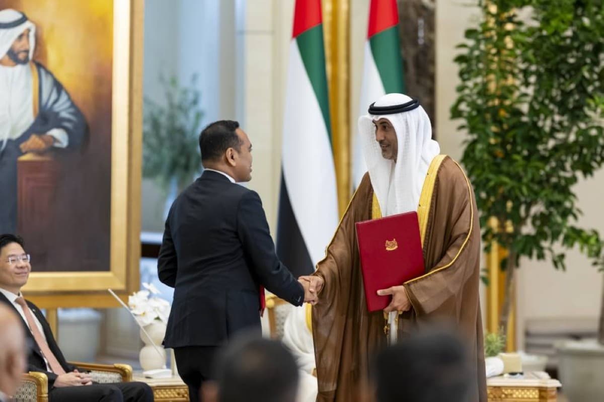 محمد بن زايد: سنغافورة نموذج تنموي والإمارات تتبادل الخبرات