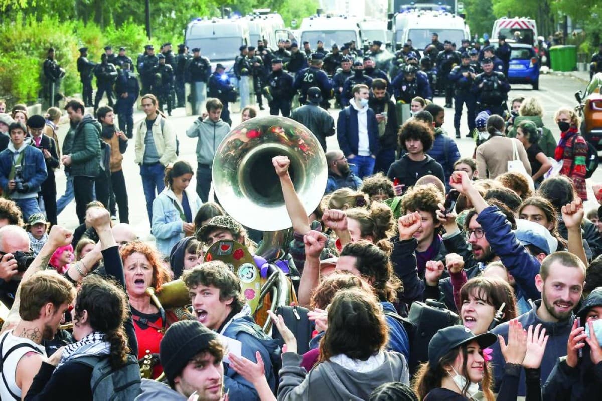 Protests in Paris after ban lifted