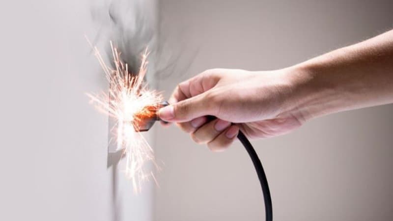 Young Man Dies from Electric Shock at Al-Ramal Beach Shelter
