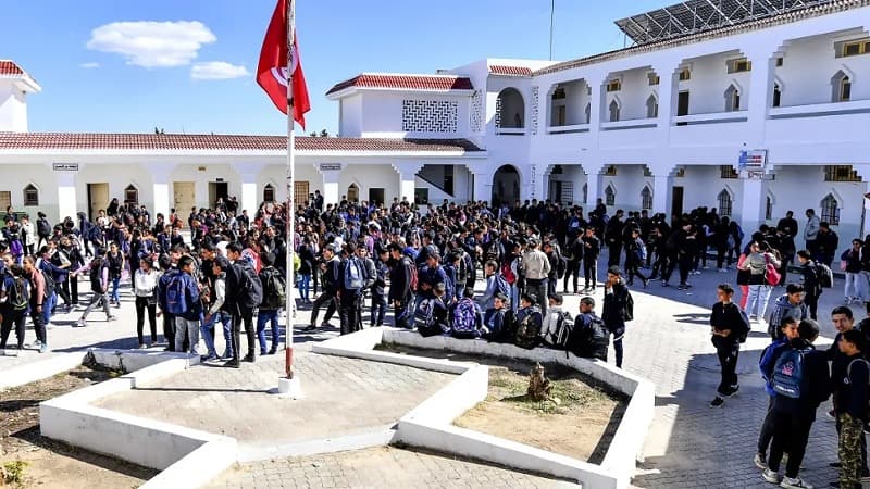 عودة المدارس تقارب 2.34 مليون تلميذ